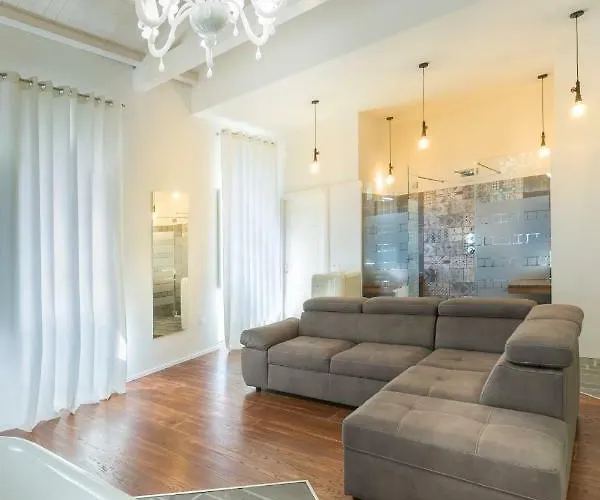 Marina Harbour & Lounge بيت ضيافة كالياري